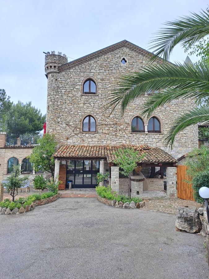 Hotel Lo Smeraldo Roccavivara Екстериор снимка