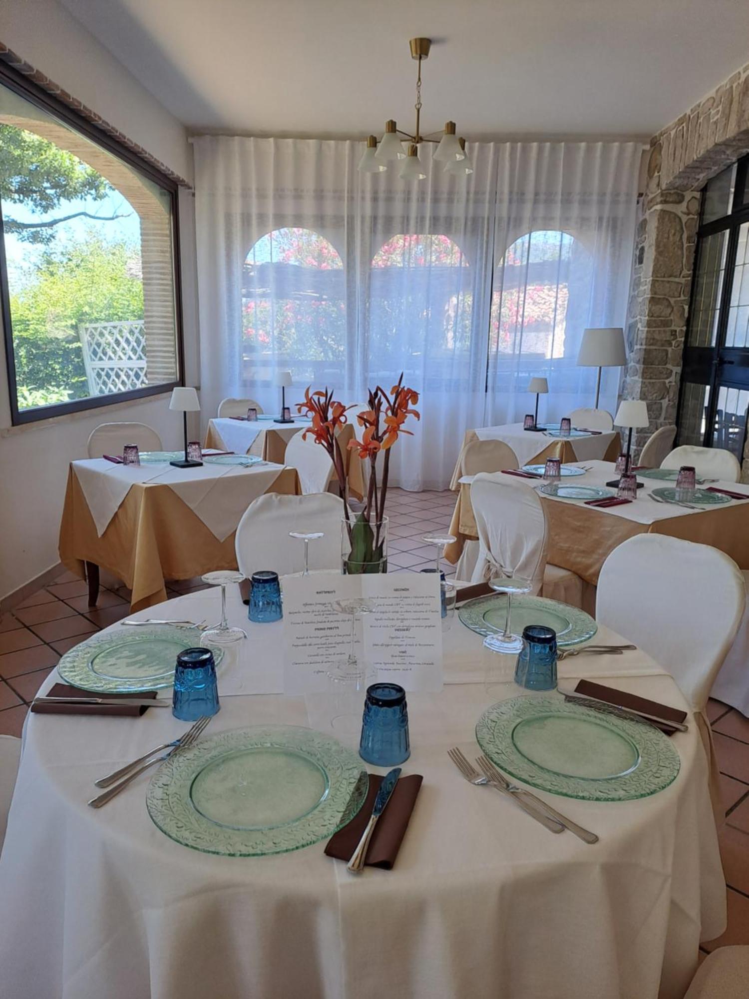 Hotel Lo Smeraldo Roccavivara Екстериор снимка
