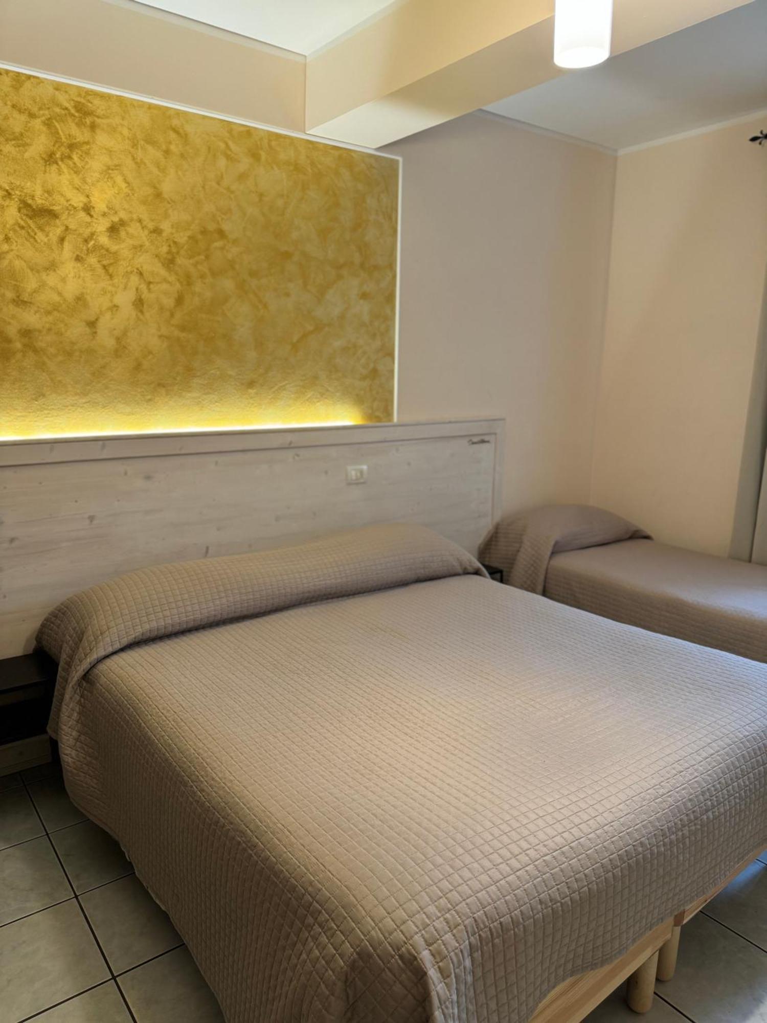 Hotel Lo Smeraldo Roccavivara Екстериор снимка